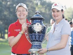 Lorena Ochoa (der.) posa con la nueva campeona del torneo del que es anfitriona, Catriona Matthew. AFP  /