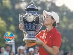 La golfista británica Catriona Matthew besa el trofeo de cerámica del Lorena Ochoa Invitational. EFE  /