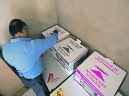 Un michoacano sufraga en Morelia. La participación de los electores fue similar a la de hace seis años. AFP  /