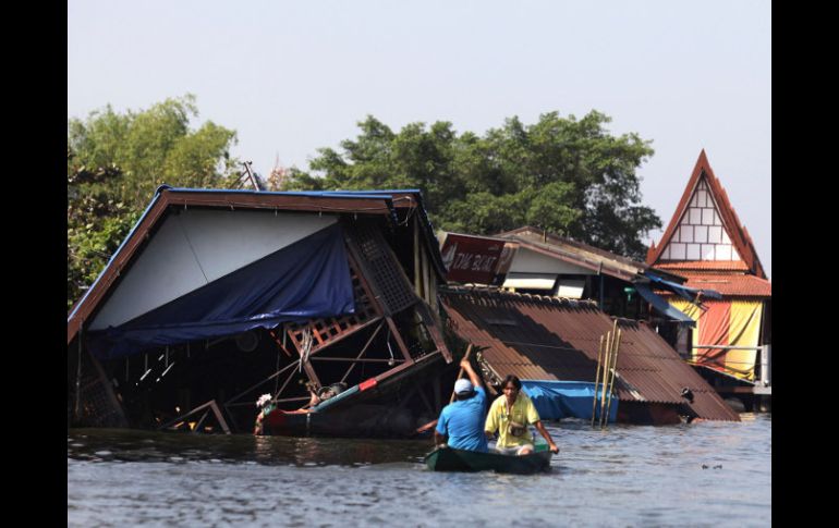 El Departamento de Irrigación del Gobierno confía en drenar en unos días el agua que cerca Bangkok hasta el mar. AP  /