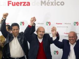 Fausto Vallejo celebra (c) hoy los resultados de la elección, junto a Antonio Guzmán y Ascención Orihuela. AFP  /