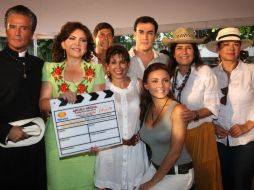 Elenco de la telenovela ''Abismo de pasión'' con  la gobernadora Ivonne Ortega. EL UNIVERSAL  /