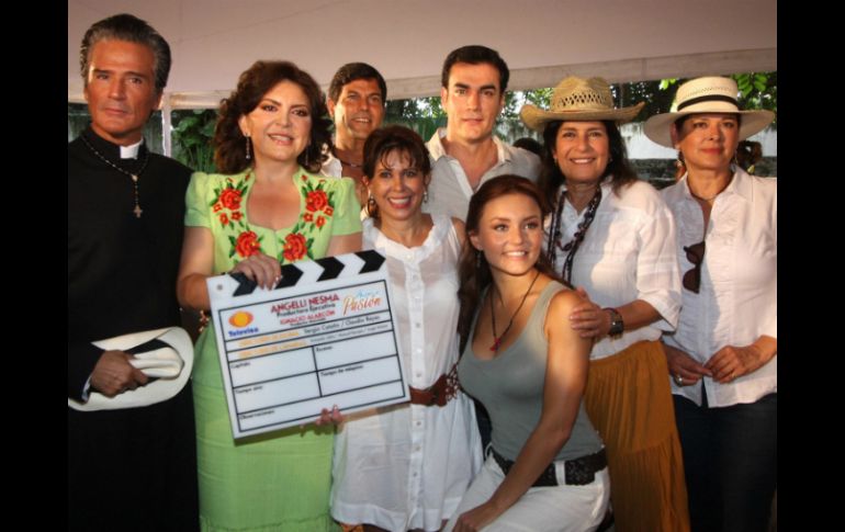 Elenco de la telenovela ''Abismo de pasión'' con  la gobernadora Ivonne Ortega. EL UNIVERSAL  /