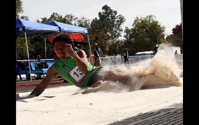 Benjamín Cardoso se colgó el oro en el salto de longitud varonil. MEXSPORT  /