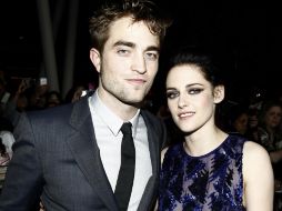 Pattinson y Stewart, quienes portaron traje gris y un vestido violeta largo, respectivamente. AP  /