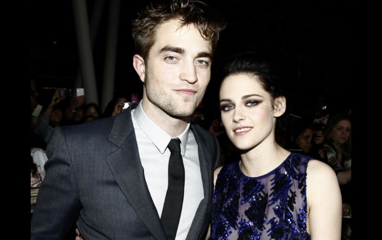 Pattinson y Stewart, quienes portaron traje gris y un vestido violeta largo, respectivamente. AP  /