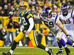 El mariscal de los Empacadores, Aaron Rodgers, es marcado por Jared Allen, de los Vikingos. EFE  /