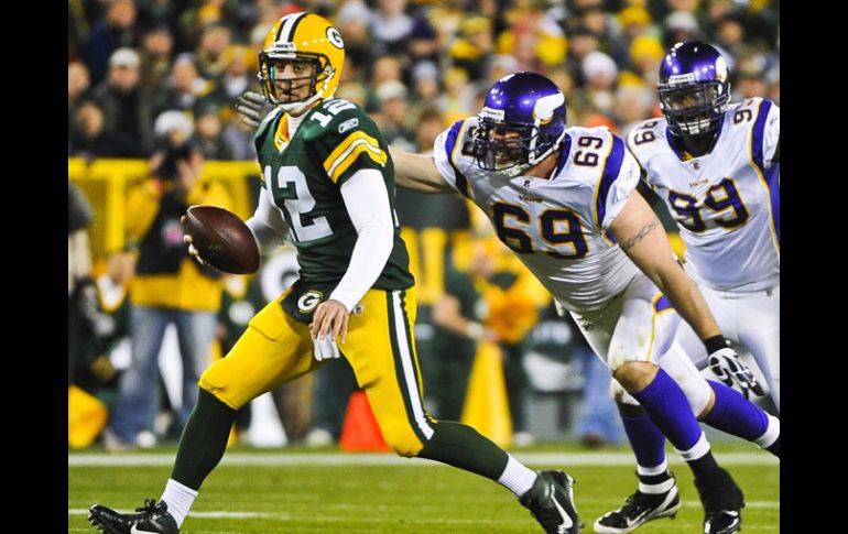 El mariscal de los Empacadores, Aaron Rodgers, es marcado por Jared Allen, de los Vikingos. EFE  /