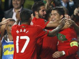 Portugal goleó a Bosnia 6-2 con la colaboración de cuatro de sus jugadores, entre ellos Cristiano Ronaldo (D). REUTERS  /