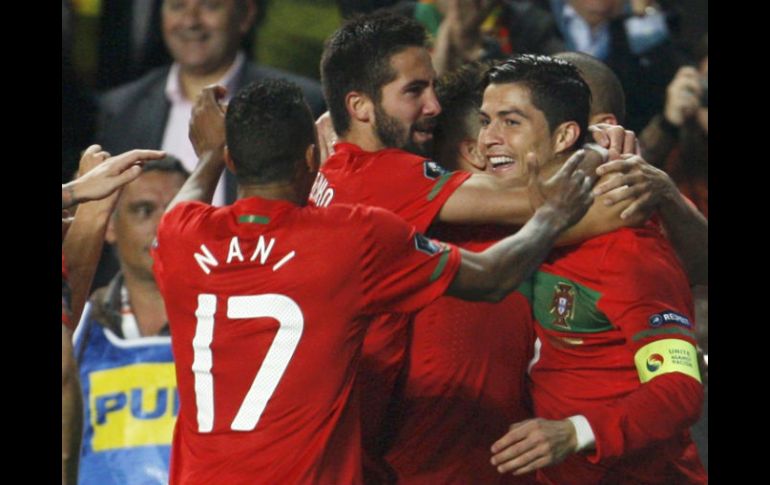 Portugal goleó a Bosnia 6-2 con la colaboración de cuatro de sus jugadores, entre ellos Cristiano Ronaldo (D). REUTERS  /