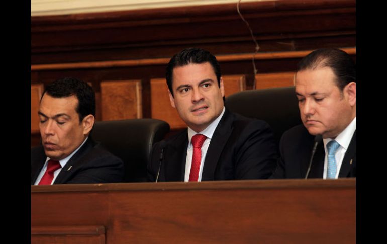 El secretario general del Ayuntamiento, Roberto López, el alcalde Aristóteles Sandoval (centro) y el síndico Héctor Pizano.  /