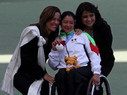 Margarita Zavala e Imelda Guzmán con la medallista de plata.  /
