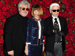 Pedro Almodovar, Anna Wintour y el diseñador alemán Karl Lagerfeld. EFE  /