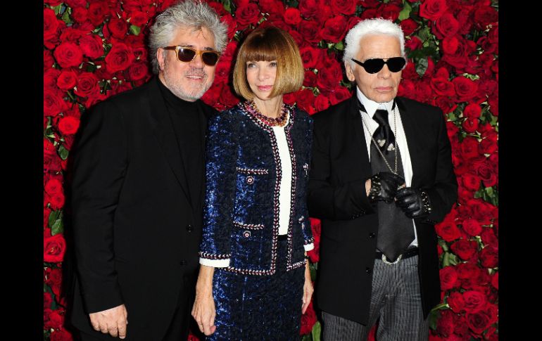 Pedro Almodovar, Anna Wintour y el diseñador alemán Karl Lagerfeld. EFE  /