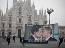 El presidente de EU, aparece en dos carteles. Uno con Hugo Chávez y otro con el líder chino, Hu Jintao (en la foto). ESPECIAL  /