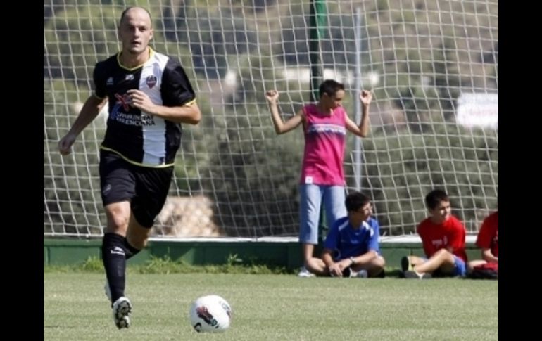 Acabar con treinta puntos, el objetivo de Nano, defensa del Levante. ESPECIAL  /