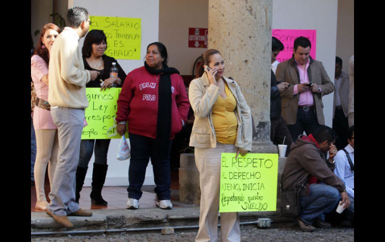 Los trabajadores sindicalizados permanecen sin laborar por no haber recibido el dinero que les deben.  /