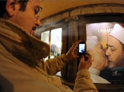 La compañía italiana de ropa expuso los carteles en sitios públicos de Europa. AFP  /