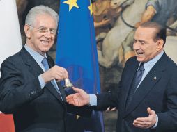 El nuevo presidente italiano toca la campana, ante el regocijo de su antecesor Silvio Berlusconi, en Roma. EFE  /