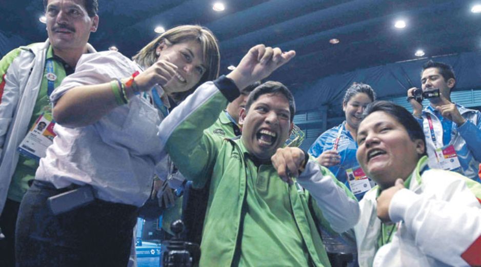 El capitalino Eduardo Ventura (centro) celebra su victoria en la final, la cual ganó por 9-0. MEXSPORT  /