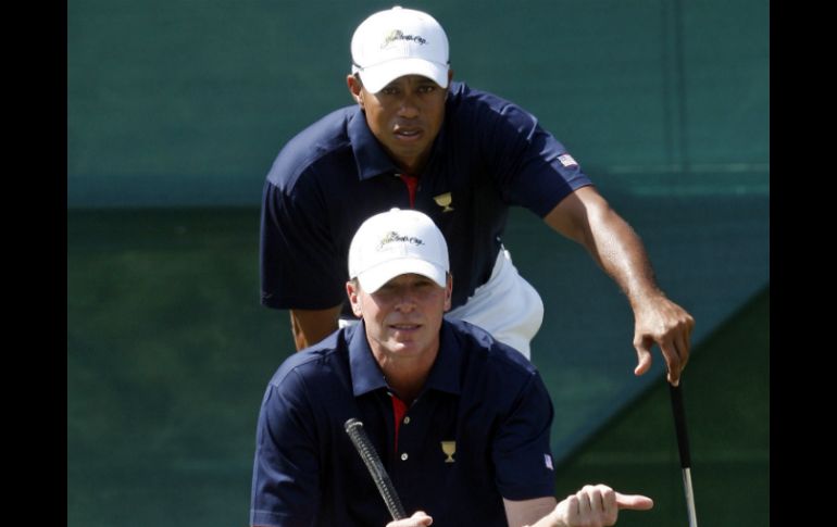 Woods y Stricker perdieron por 7 y 6 en ''foursomes'' (golpes alternos) frente a Adam Scott y el coreano KJ Choi. AP  /