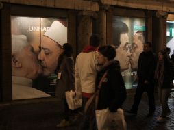 Fotomontaje en el que el Papa Benedicto XVI besa en la boca al imán sunita de Al Azhar, divulgado por Benetton. REUTERS  /