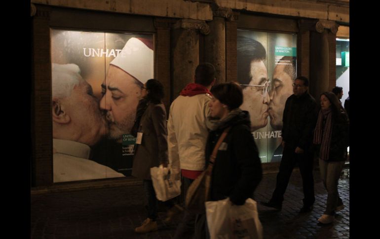 Fotomontaje en el que el Papa Benedicto XVI besa en la boca al imán sunita de Al Azhar, divulgado por Benetton. REUTERS  /