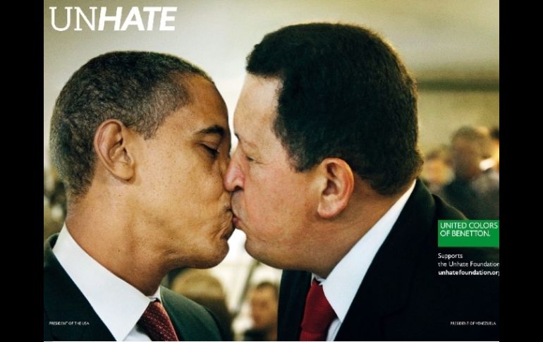 El presidente Obama es el único personaje que aparece en dos pósters distintos. En uno de ellos besa a Hugo Chávez. EFE  /