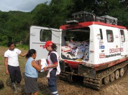 Entrega de despensas abordo del vehículo llamado ''anfibio'', el cual puede acceder facilmente a la zona afectada. ESPECIAL  /