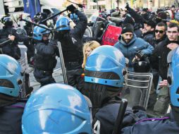 Los policías antimotines evitaron que los jóvenes llegaran hasta la Universidad Bocconi, que educa a la élite empresarial de Italia. AP  /