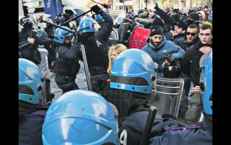 Los policías antimotines evitaron que los jóvenes llegaran hasta la Universidad Bocconi, que educa a la élite empresarial de Italia. AP  /