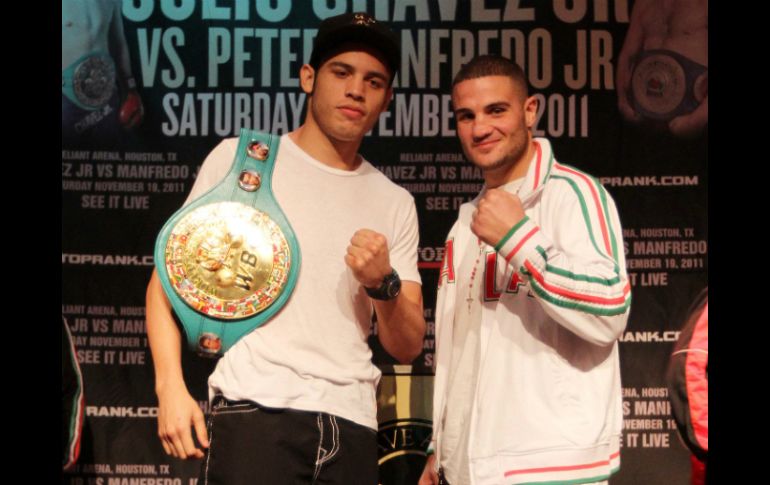 Chávez (i) y Manfredo se enfrentarán mañana en la Arena Reliant de la ciudad de Houston. NOTIMEX  /