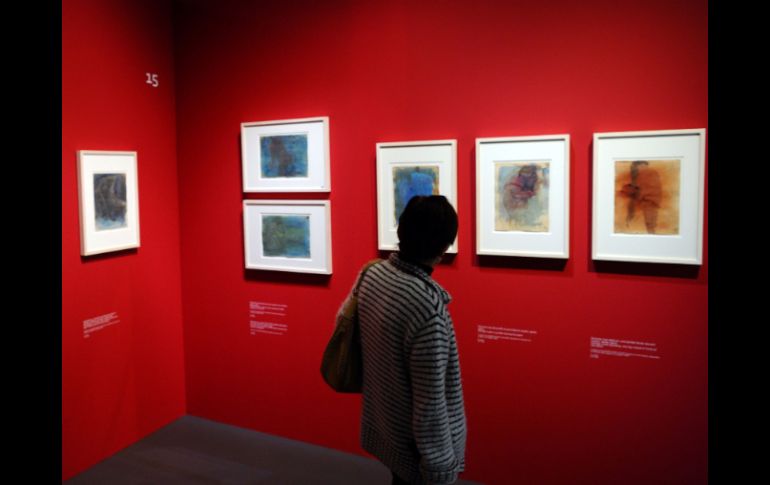 Un visitante mira los dibujos del artista y escultor francés Auguste Rodin durante la exposición 'La saisie Du Modele'. AFP  /