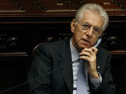 El primer ministro de Italia, Mario Monti, habla por teléfono durante un voto de confianza en la Cámara Baja del Parlamento. REUTERS  /