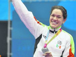 Lenia Ruvalcaba celebra su medalla de plata, que logró en la categoría de menos de 70 kilos. MEXSPORT  /