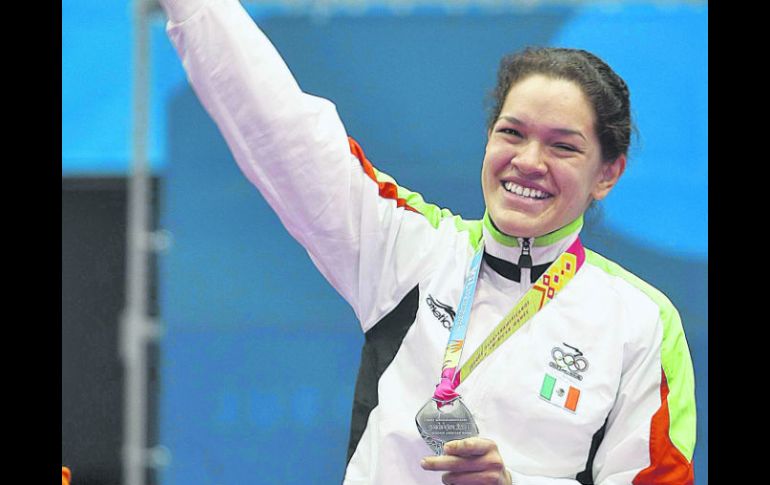 Lenia Ruvalcaba celebra su medalla de plata, que logró en la categoría de menos de 70 kilos. MEXSPORT  /