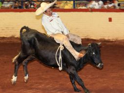 Héctor Figueroa, atleta débil visual, demuestra su habilidad durante la charreada de exhibición.  /