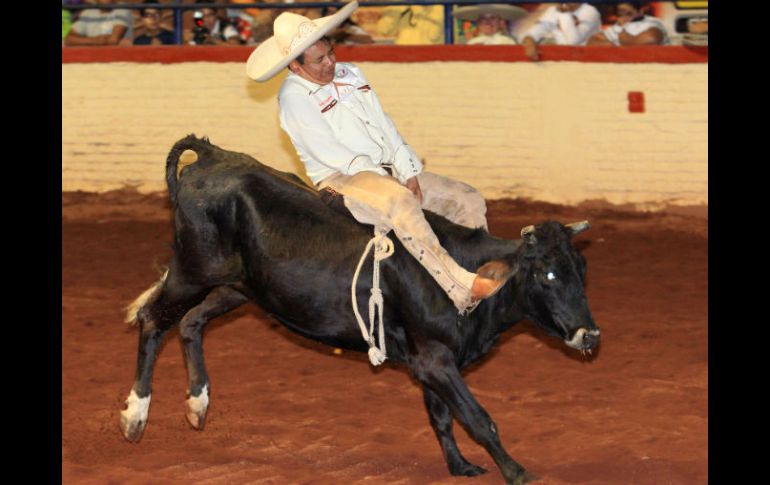 Héctor Figueroa, atleta débil visual, demuestra su habilidad durante la charreada de exhibición.  /