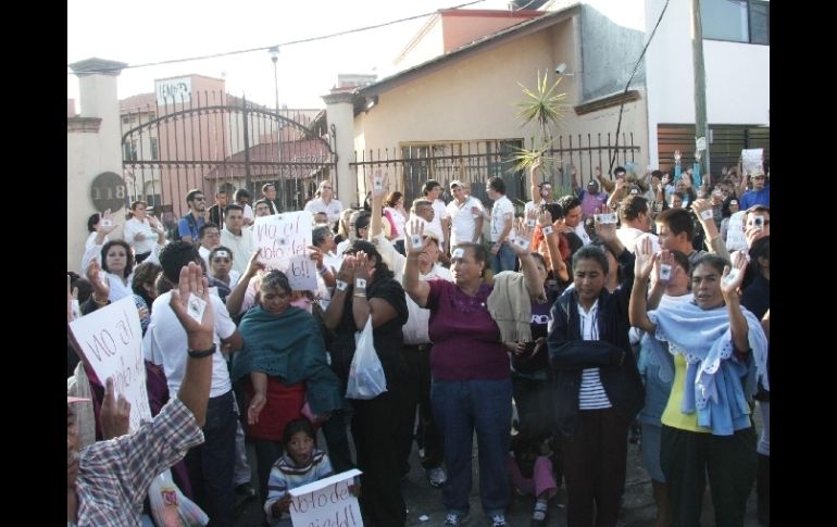 En el transcurso de la semana, partidiarios del PAN se manifestaron frente al Instituto Electoral michoacano. NOTIMEX  /