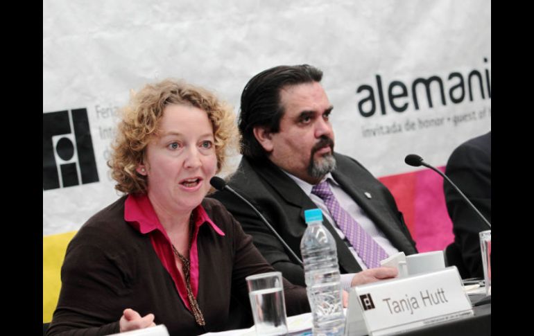 Tanja Hutt, representante de la delegación alemana, país invitado de la FIL y el Rector de  la UdeG Marco Antonio Cortés.  /