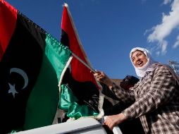 Una mujer celebrando la captura de Saif al Islam Gadhafi. AP  /