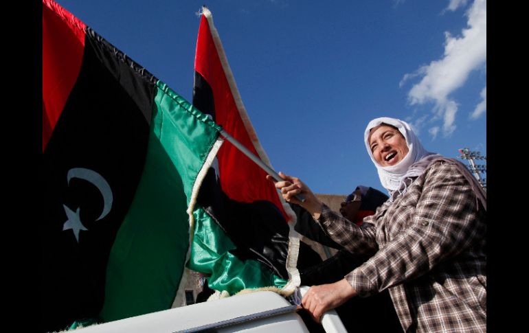 Una mujer celebrando la captura de Saif al Islam Gadhafi. AP  /