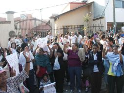 Simpatizantes del PAN realizan una manifestación en la sede del IEM manifestando su apoyo a Luisa María Calderón. NTX  /