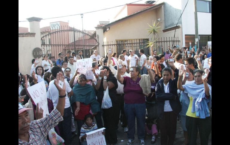 Simpatizantes del PAN realizan una manifestación en la sede del IEM manifestando su apoyo a Luisa María Calderón. NTX  /