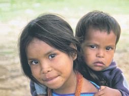 Una niña carga a su hermano en la comunidad de Barranquillas.  /