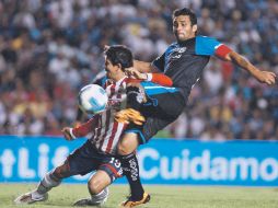 El uruguayo Bueno (der.) supera la marca de Magallón para conectar el esférico y anotar el segundo gol de los Gallos Blancos. AFP  /