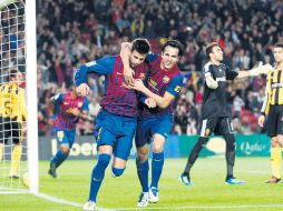 Piqué (izq.) celebra con Fábregras, tras anotar  uno de sus dos goles al cuadro del ''Vasco''. REUTERS  /