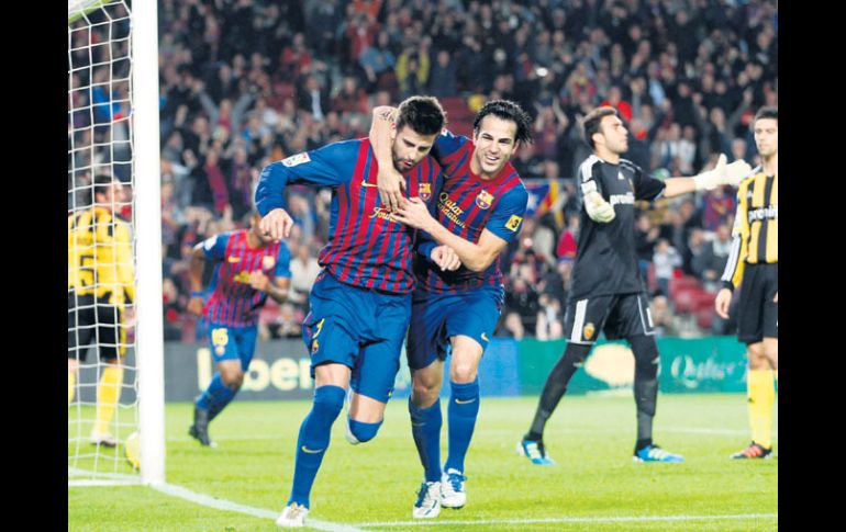 Piqué (izq.) celebra con Fábregras, tras anotar  uno de sus dos goles al cuadro del ''Vasco''. REUTERS  /