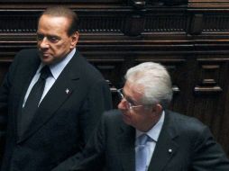 Berlusconi (i) le pide que se comprometa públicamente a no presentarse como candidato a las próximas elecciones. REUTERS  /