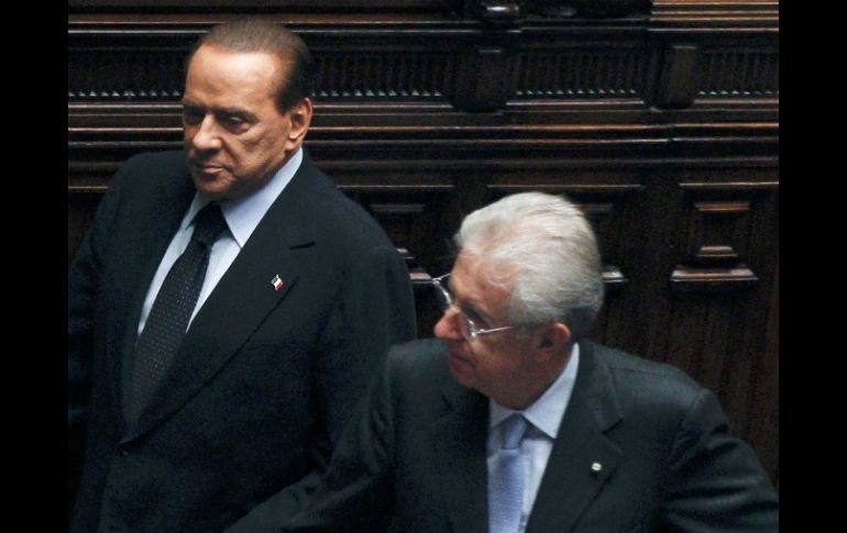 Berlusconi (i) le pide que se comprometa públicamente a no presentarse como candidato a las próximas elecciones. REUTERS  /